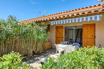 Ferienohnung mit Sonnenterrasse, traumhafter Blick aufs Meer direkt am Strand, bis 4 Pers., Anlage mit Pool, WI-FI kostenlos, Parkplatz
