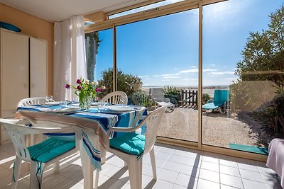 Ferienohnung mit Sonnenterrasse, traumhafter Blick aufs Meer direkt am Strand, bis 4 Pers., Anlage mit Pool, WI-FI kostenlos, Parkplatz