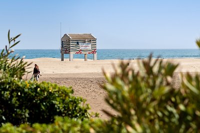 Ferienohnung mit Sonnenterrasse, traumhafter Blick aufs Meer direkt am Strand, bis 4 Pers., Anlage mit Pool, WI-FI kostenlos, Parkplatz