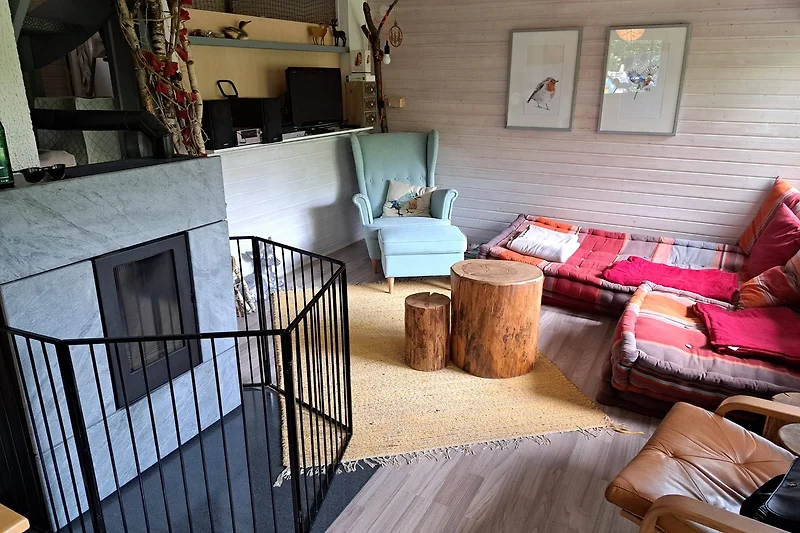 Gemütliches Wohnzimmer mit Pelletofen (inklusive Kindersicherung), Fernseher, DVD-Player und Stereoanlage