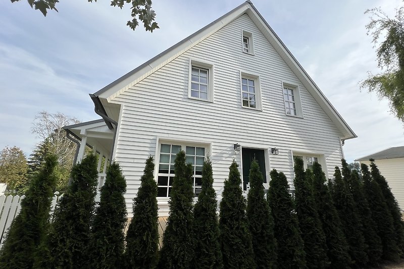 Charmantes Landhaus mit Garten, Bäumen und historischem Flair. Hausansicht separate Eingangstür Ferienwohnung