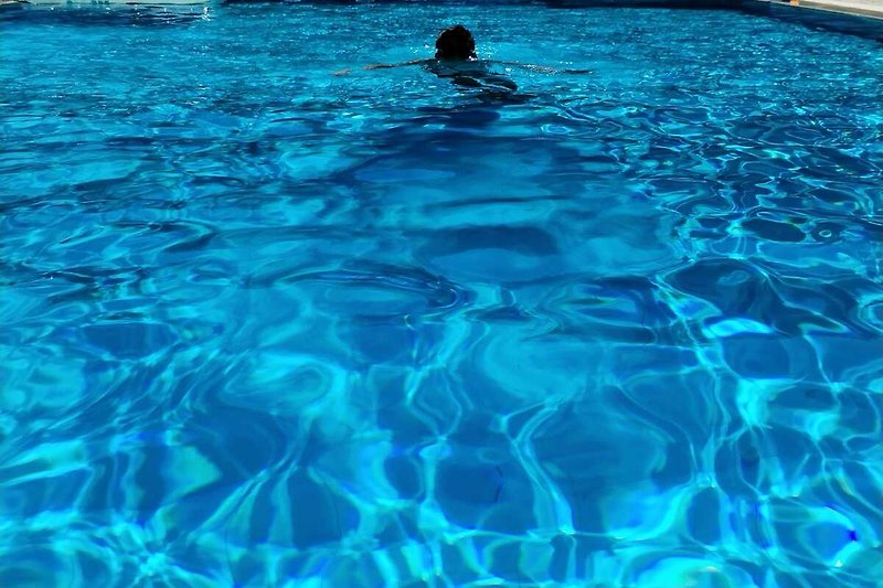 Privater Pool mit Wellen, klarem Wasser und tropischer Atmosphäre.