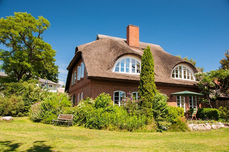 Landhausidylle mit gepflegtem Garten und Reetdachhaus