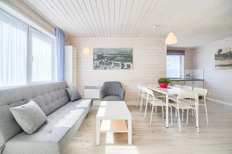 Gemütliches Wohnzimmer mit Holzdekor und bequemer Couch.