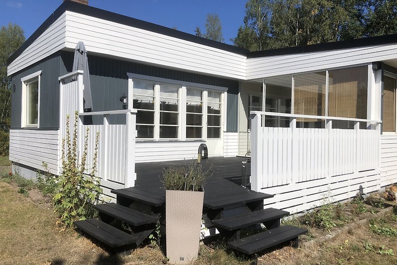 Charmante Veranda mit Holzdeck und Blick auf den Garten.