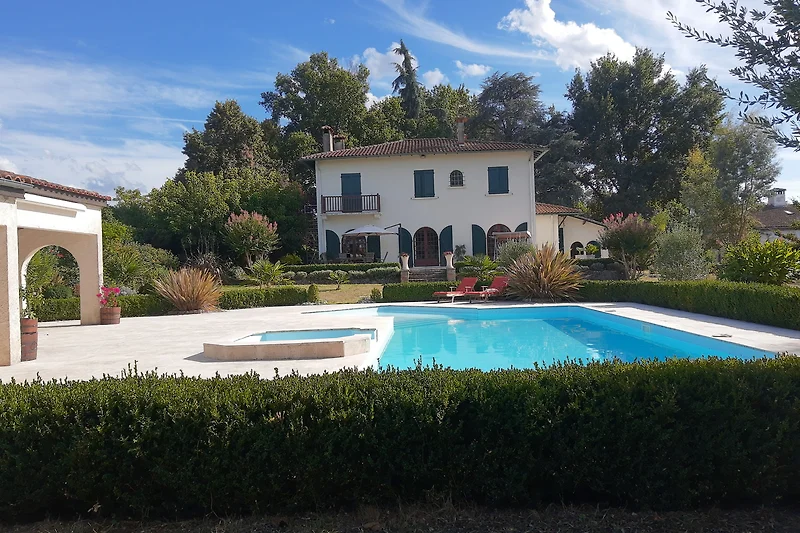Zwembad, terras en poolhouse
