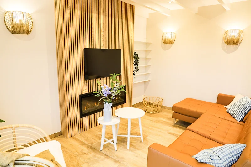 gezellige woonkamer met sfeerhaard en comfortabele bank