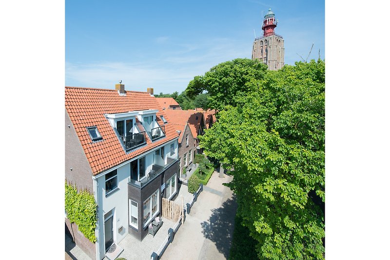 Wohngebiet mit Auto, Kirchturm und Parkmöglichkeiten.