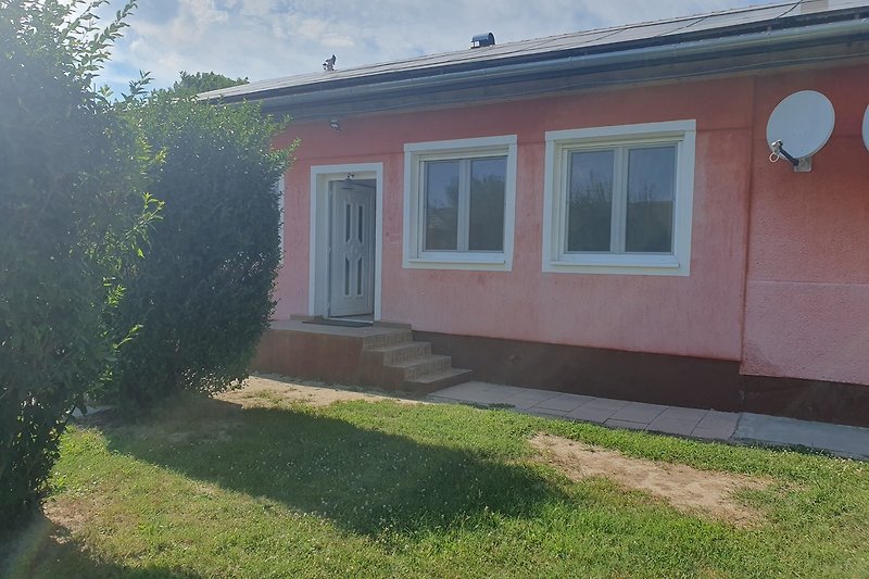 Appartement in ruhiger Lage, Eingangsbereich vom Garten mit 4 Stufen.