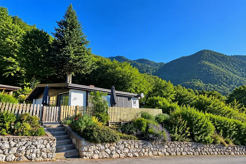 Hanghaus am Hang mit Veranda und Bergdörfchen