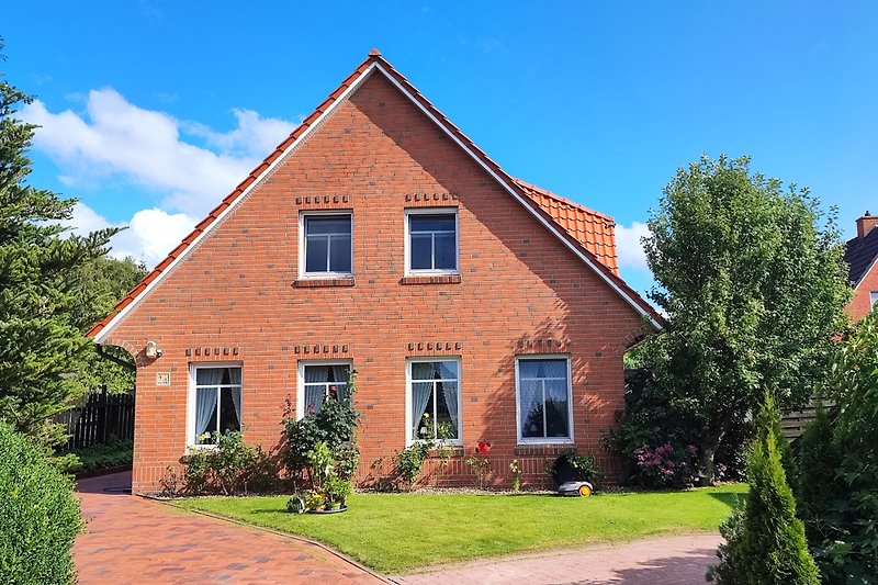 Charmantes Landhaus mit Ziegelsteinfassade, Garten und Kamin.