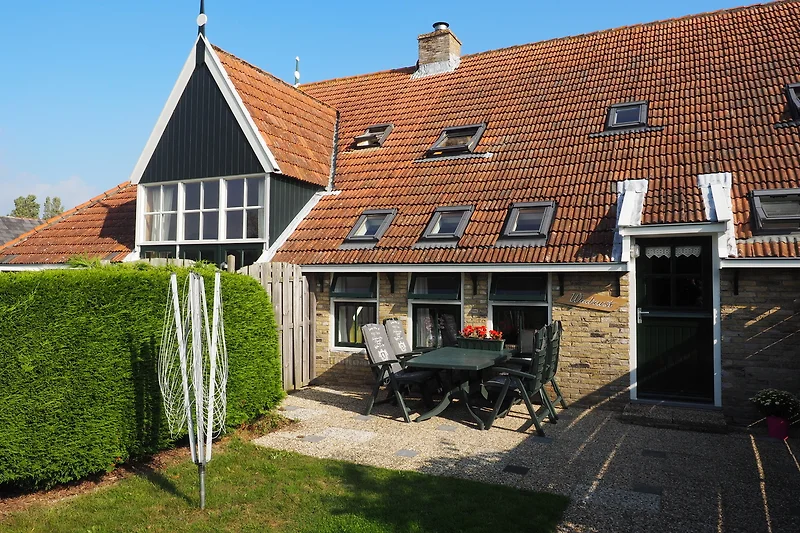 Vakantieappartement in van het middendeel van de voormalige boerderij met een fijn terras op het westen