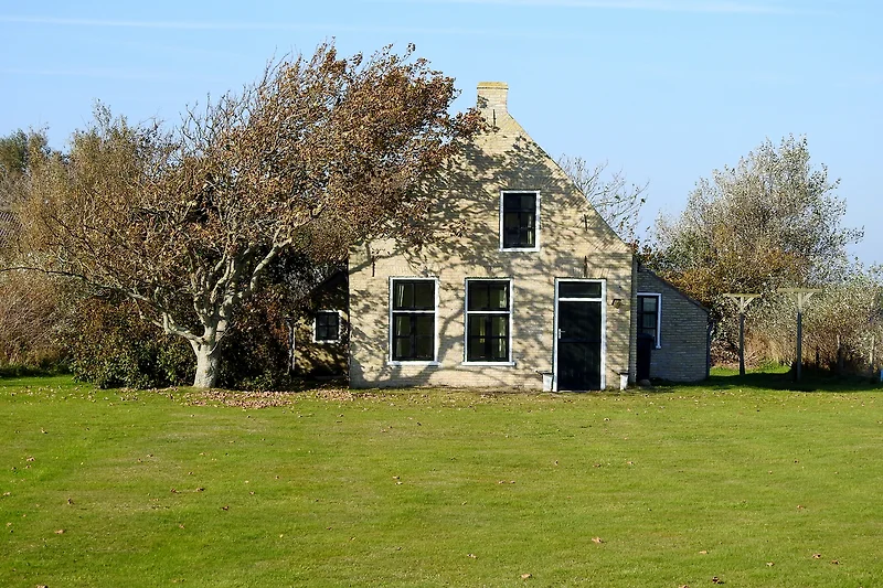 Oude Terschellinger boerderij gezien vanuit de grote tuin