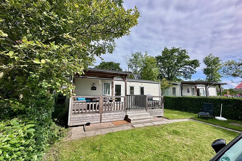 Charmantes Haus mit Garten, eingezäunter Terrasse und Autoparkplatz