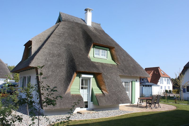 Reetgedecktes Haus mit traditionellem Charme.