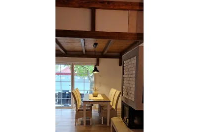 Holzinterieur mit Tisch, Stühlen und natürlichem Licht. Holzinterieur mit Tisch, Stühlen und natürlichem Licht.
