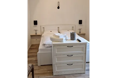 Gemütliches Schlafzimmer mit Holzmöbeln und weichen Bettwaren. Gemütliches Schlafzimmer mit Holzmöbeln und weichen Bettwaren.