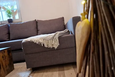 Wohnzimmer mit Sofa, Kissen und Couchtisch. Wohnzimmer mit Sofa, Kissen und Couchtisch.