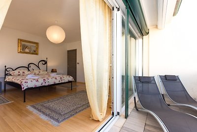 Golden apartment 70 from the beach