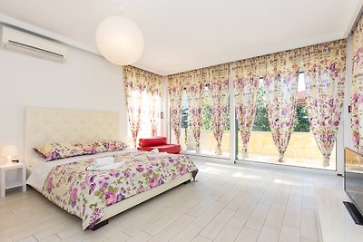 Red apartment 70 m from the beach