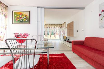 Red apartment 70 m from the beach