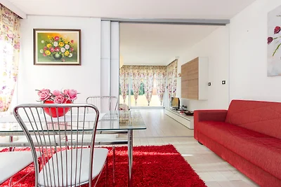 Red apartment 70 m from the beach