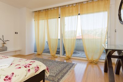 Golden apartment 70 from the beach