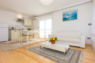 Golden apartment 70 from the beach