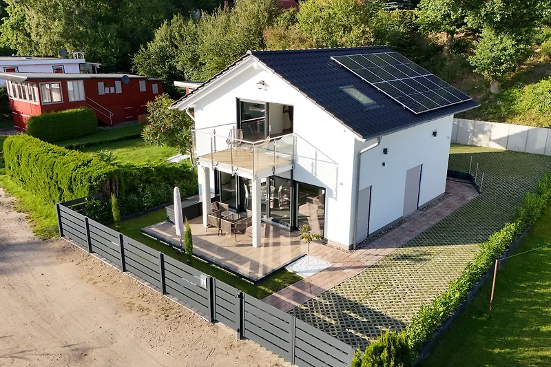 Elegantes Ferienhaus am See mit tollem Blick