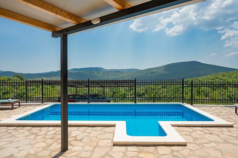 Die Villa Didovina mit ihrem 27 m² großen beheizten Privatpool, fünf Sonnenliegen und einem Sonnenschirm