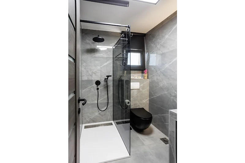 Modernes Bad mit Glasdusche und stilvollen Armaturen. Modernes Bad mit Glasdusche und stilvollen Armaturen.