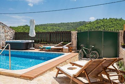 Villa Old House mit Pool, Whirlpool