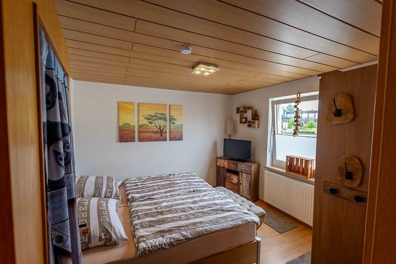 2. Helles Schlafzimmer mit Holzdecke, großem Bett und geräumigen Schrank. Unser liebevoll genanntes "Havannazimmer"