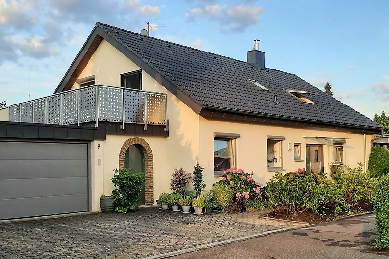 Ferienwohnung im Dachgeschoss mit 2 großen Balkonen. Pkw-Parkplatz am Haus ebenso Ladestation für E-Autos