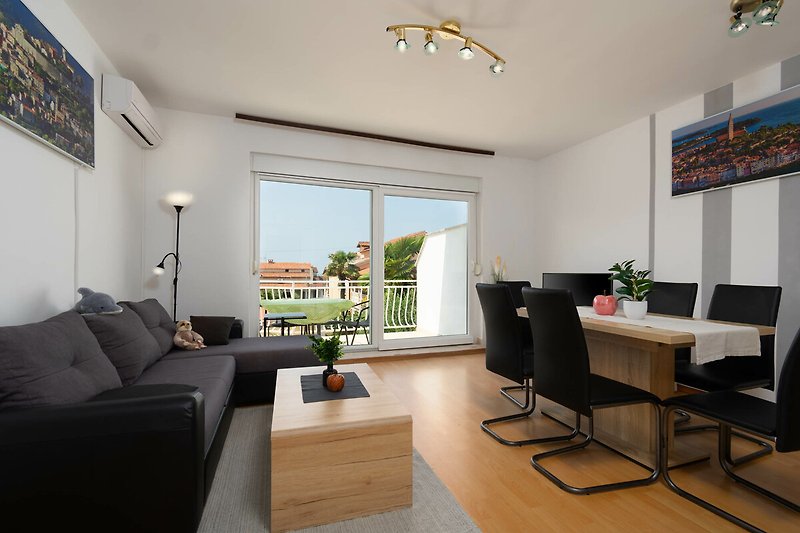 Wohnzimmer mit Holzdekor, Couch und Flachbildfernseher.