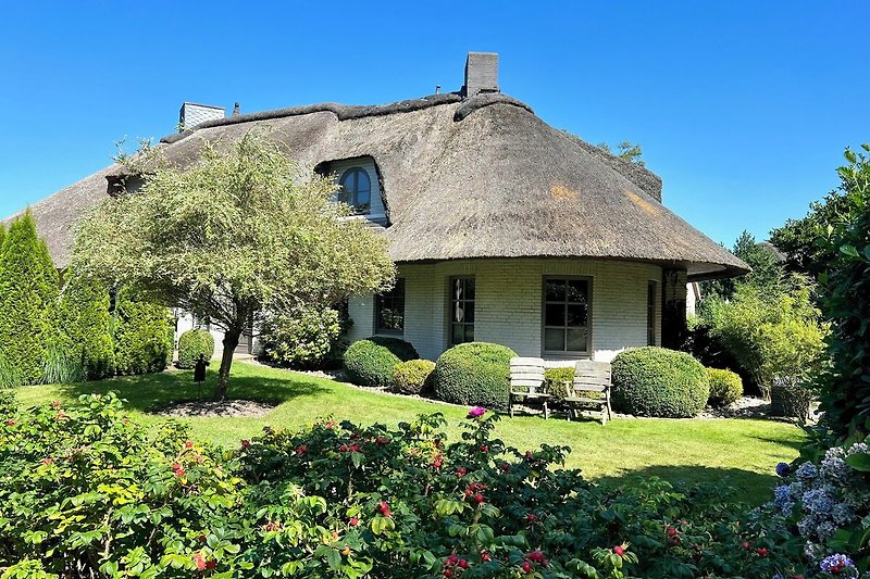 Ferienwohnung im charmanten Landhaus mit Reetdach, eigener Garten in ruhiger Umgebung.