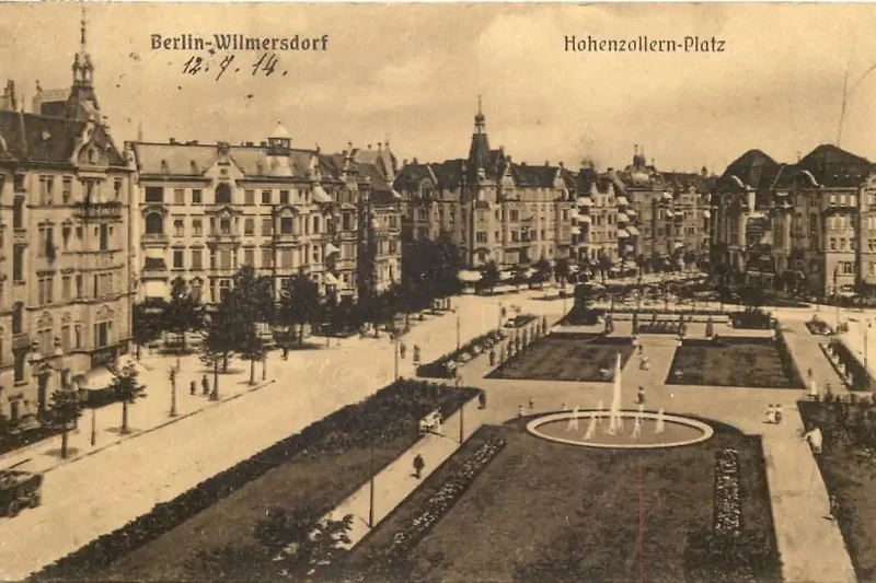 Platz mit Brunnen und historischer Häuserkulisse