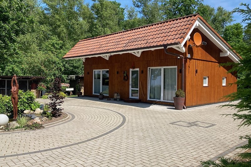 Charmantes Ferienhaus mit Holzfassade und schöner Landschaft.