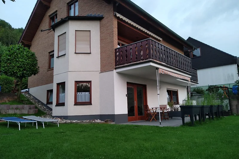 Charmante Gebäude mit großen Fenstern und gepflegtem Garten.