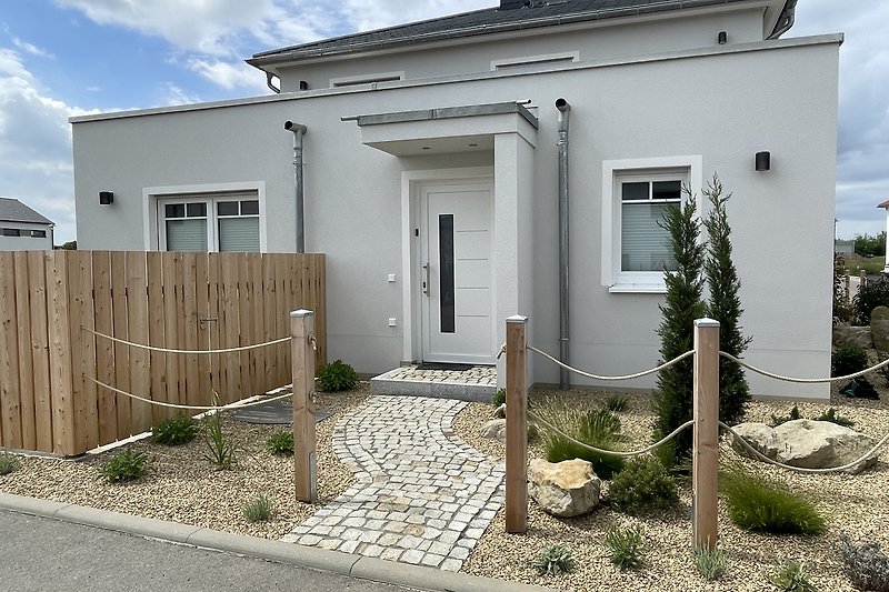 Charmante Ferienwohnung mit eigenem Eingang und mediterranen Pflanzen