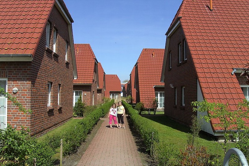 Unser Ferienhaus liegt im Seepark Burhave nur ca. 200 Meter vom Deich und ca. 300m vom Strand entfernt.