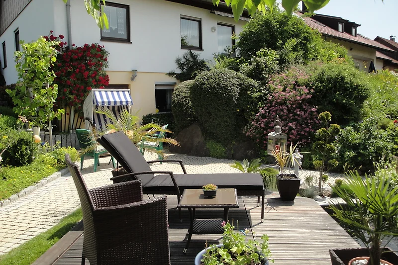 Gemütlicher Garten mit Möbeln,Strandkorb Pflanzen und schattiger Terrasse.Zugang Keller Bad u. Abstellraum für Fahrräder