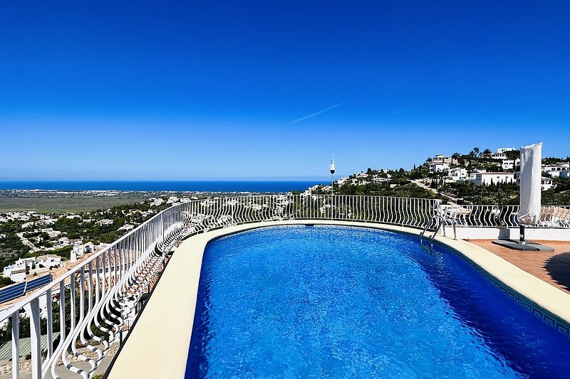 Panoramablick auf Küste, Pool und Palmen am karibischen Strand.
