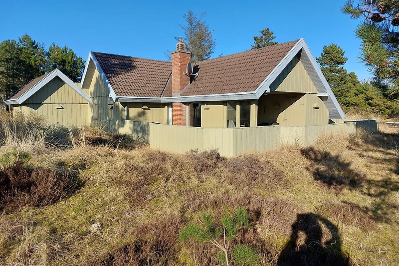 Rustikales Sommerhaus mit Holzfassade und weitläufigeAnlage.