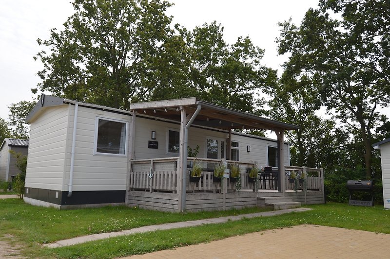 Charmantes Landhaus mit Veranda und üppigem Garten.