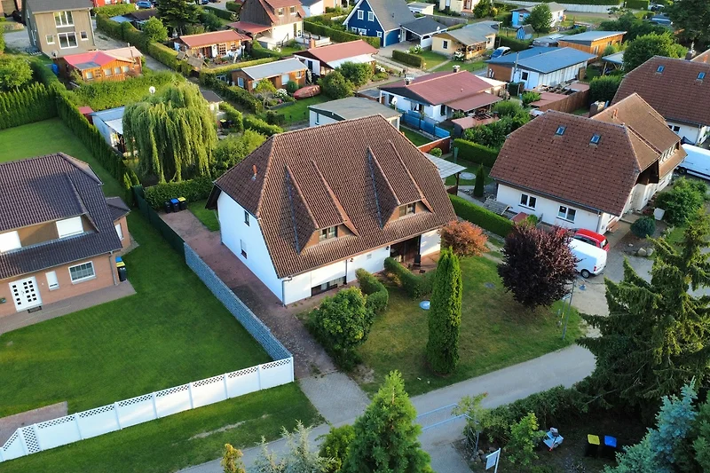 Vogelperspektive auf Haus und Garten