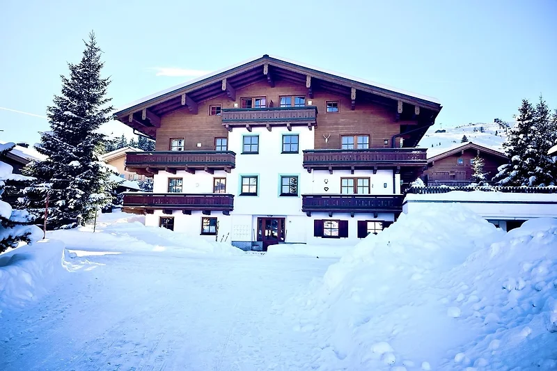 Ferienwohnung in der 1. Etage mit Balkon (rechts)