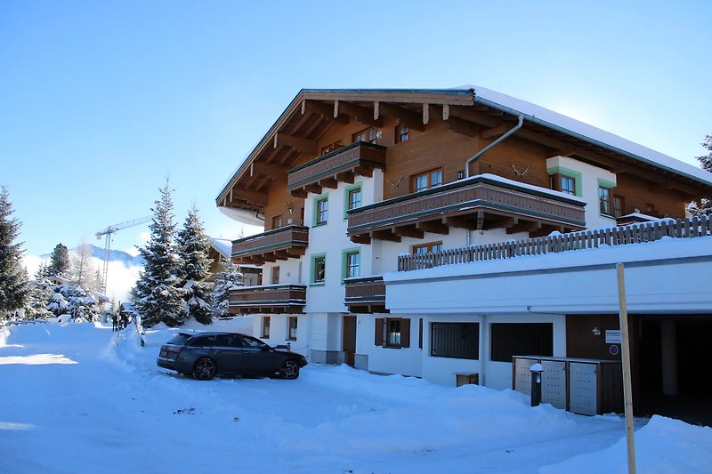 Apartmenthaus im Winter.