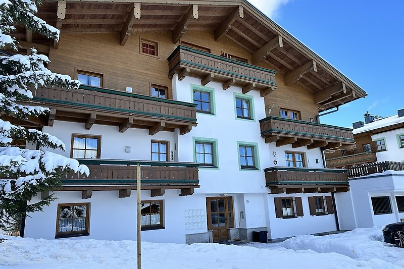 Apartmenthaus im Winter.