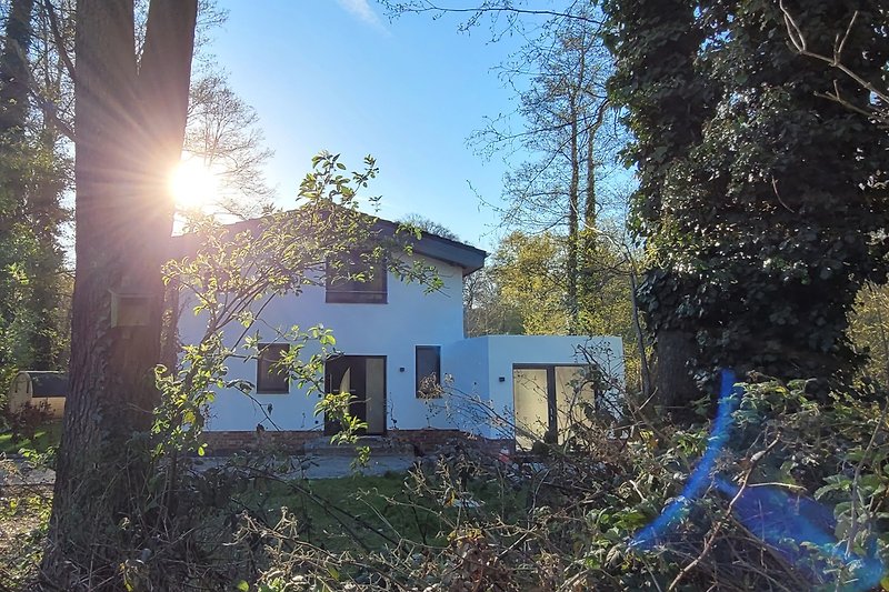Großzügiger Garten mit Bauernhaus und Nebengebäuden.